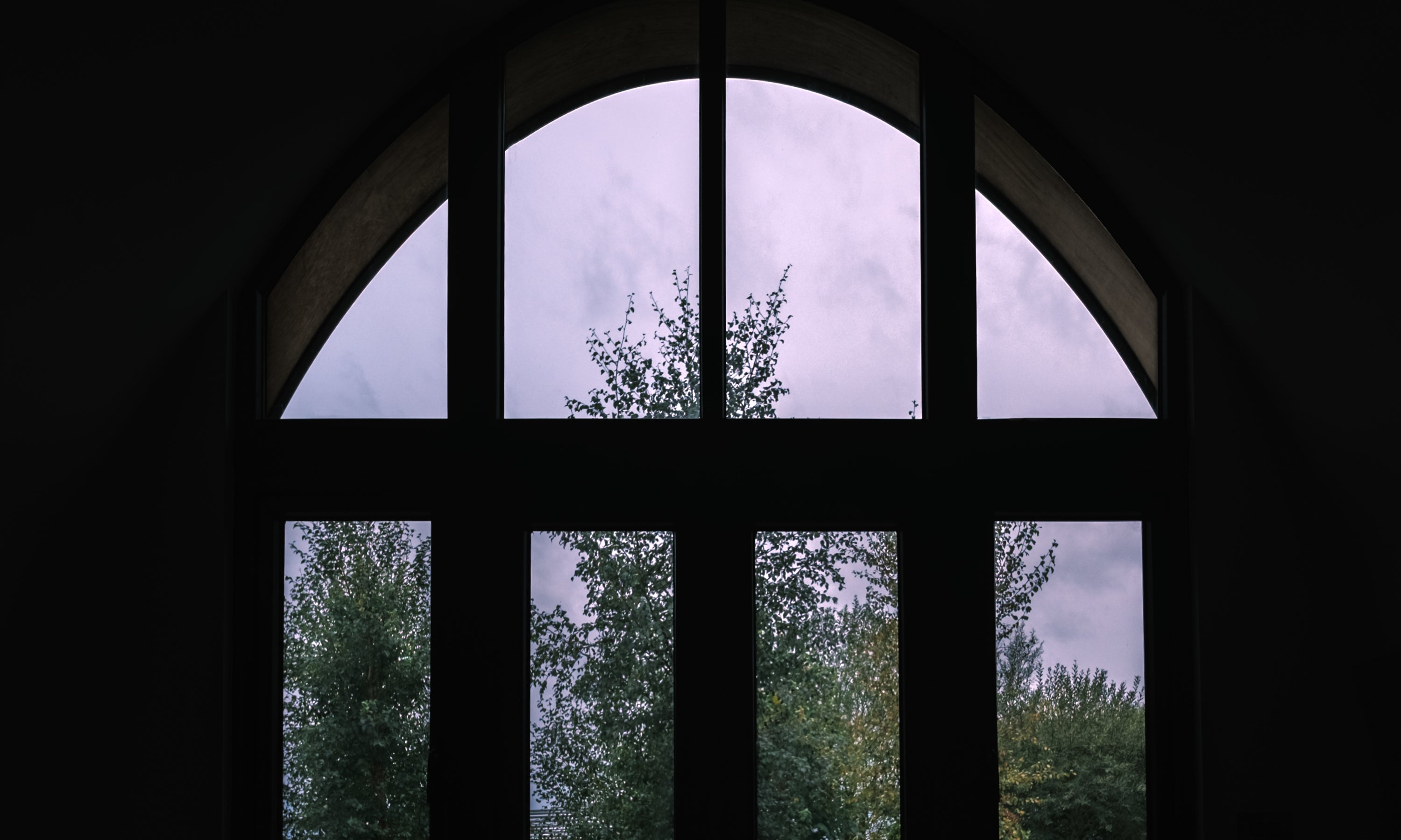 Detail of the front window meeting the curving roof of the Aviator Lodge.