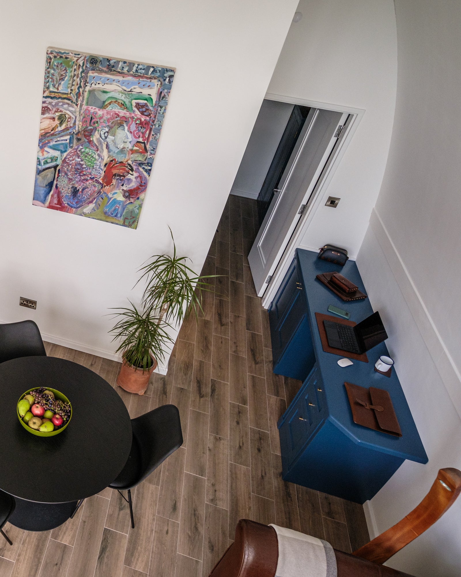 Overview of the hall in the Aviator Haus with office space and the bedroom door.