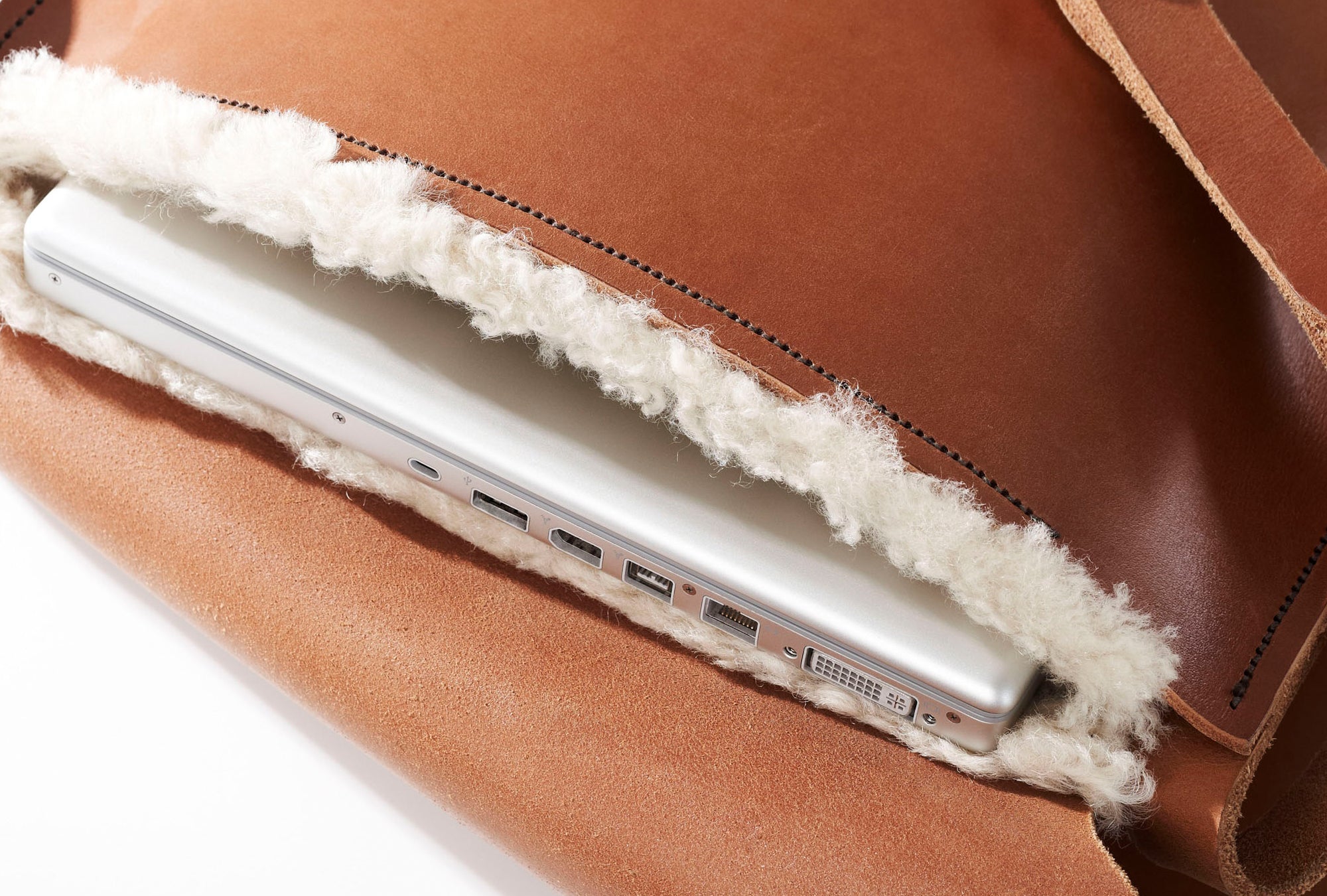 Laptop bag from the original collection of Garvan de Bruir. Featuring a fleece lined interior to protect the laptop. The main body is in a thick bridle leather.