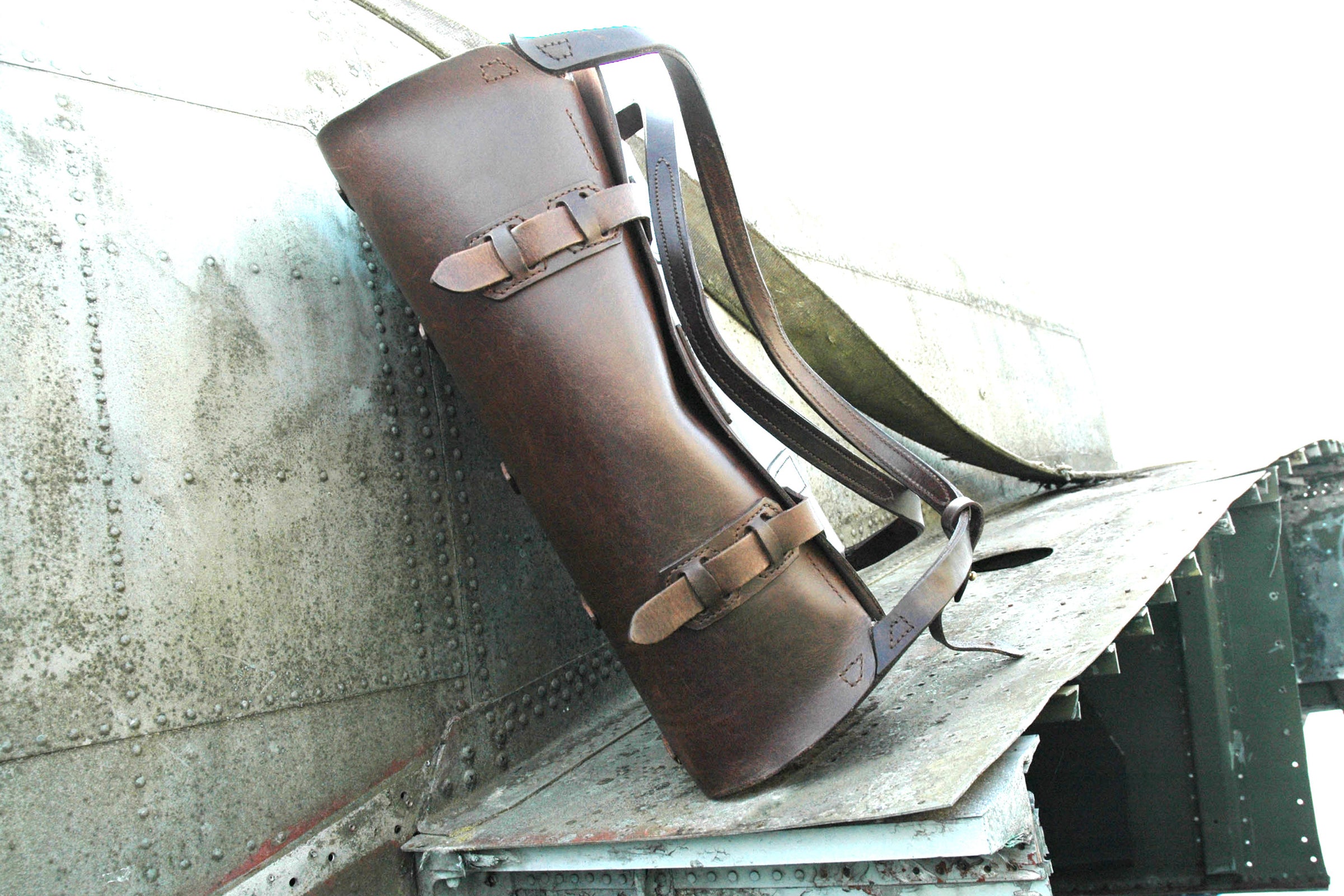 The Parachuter Bag is the most novel design by Garvan de Bruir. A contemporary piece with a vintage ethos.