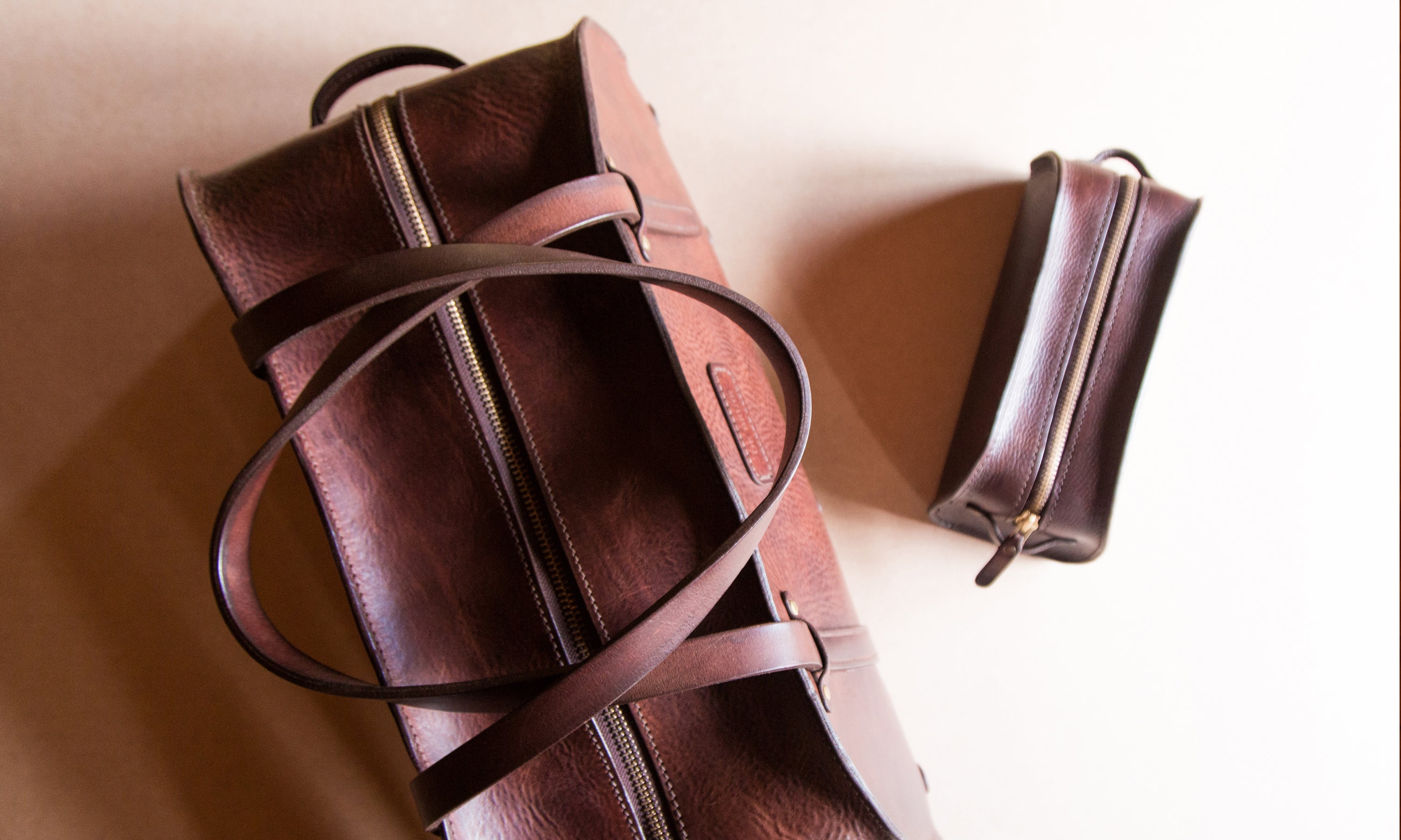 Leather gift combinations by Garvan de Bruir for company and family gifts. Sports Bag and Washbag in veg tanned leather and YKK zips.