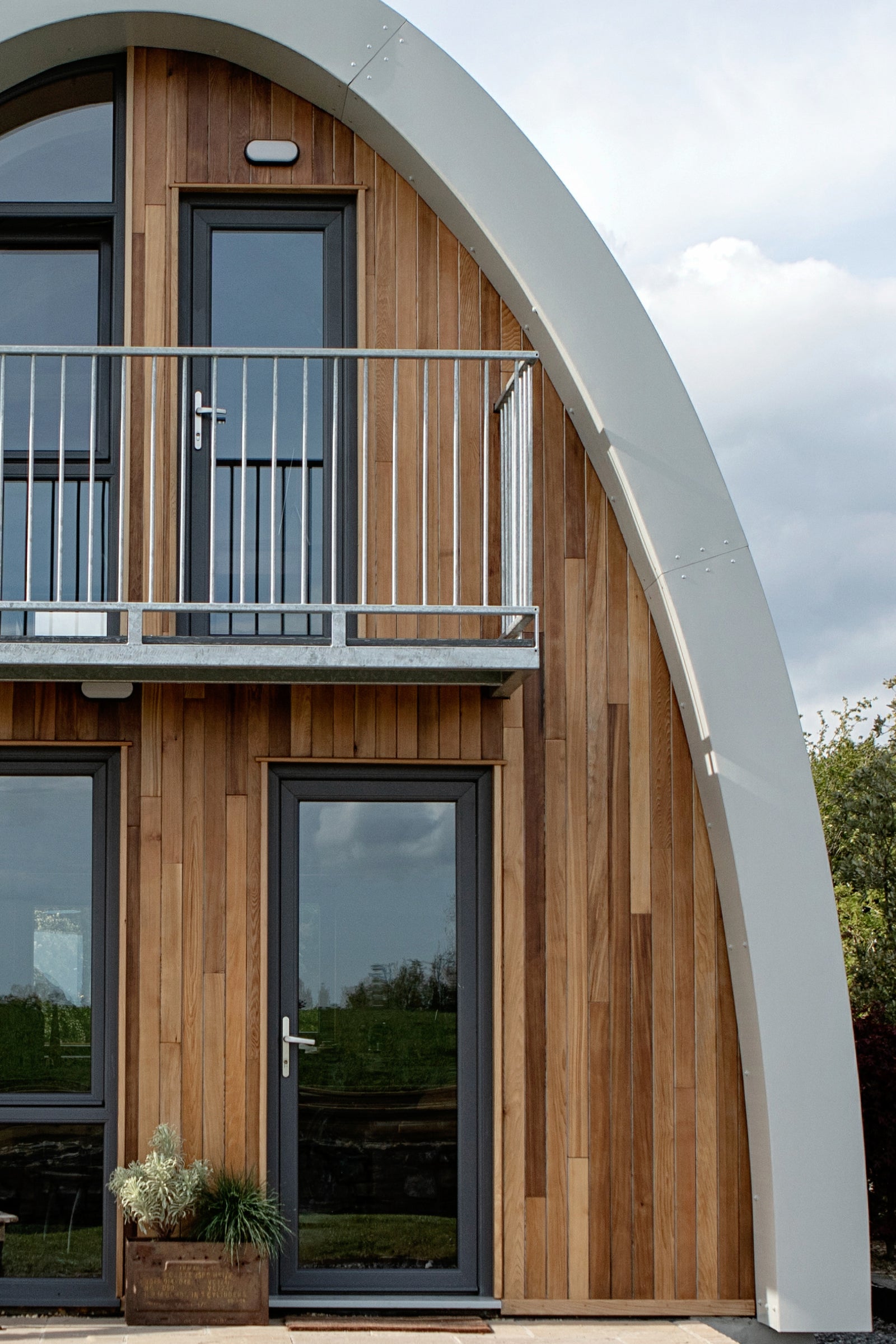 Modular prefab designer concept house with curved roof by Irish designer Garvan de Bruir