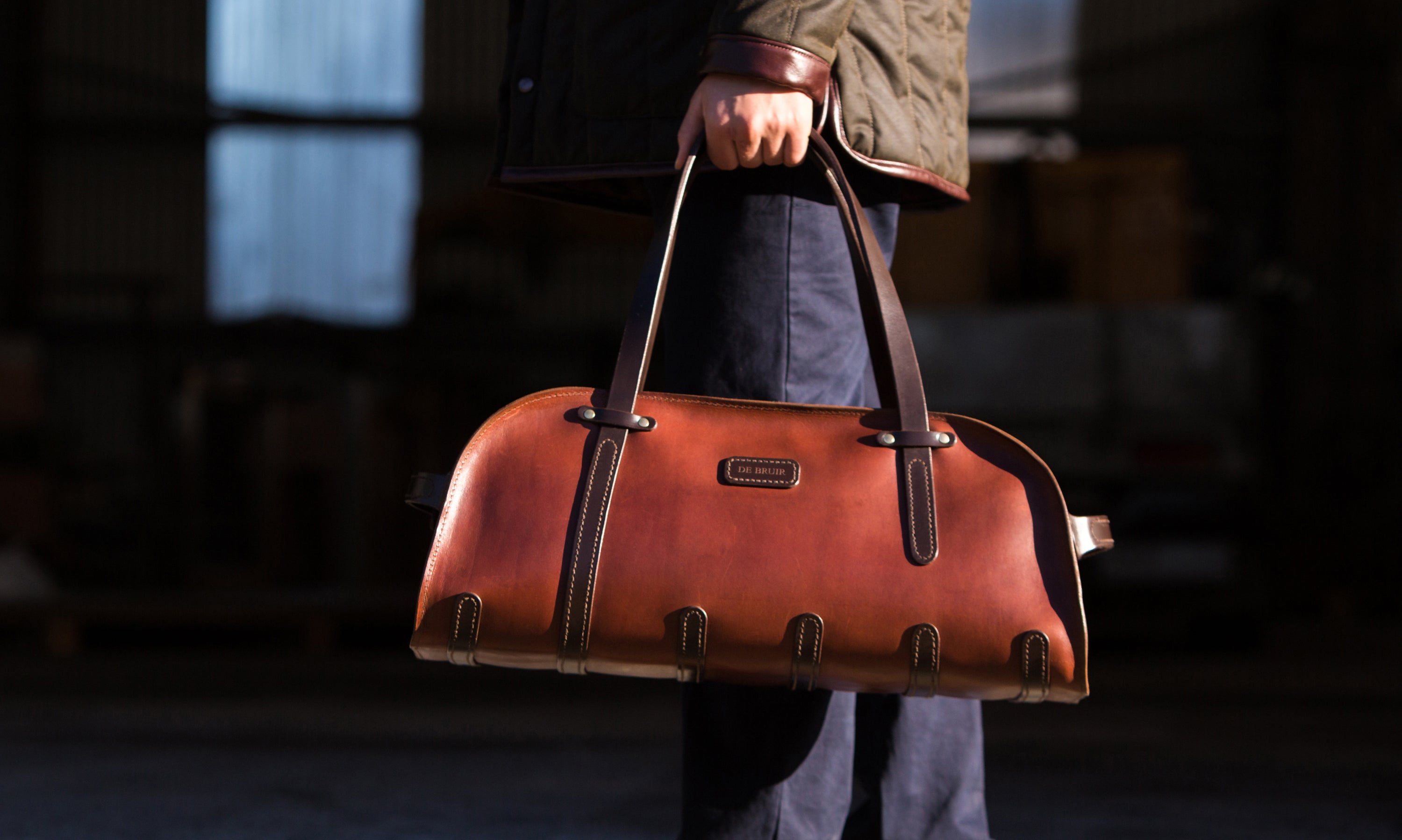 The iconic DE BRUIR Sports Bag in a rich brown leather with darker bridle leather details.